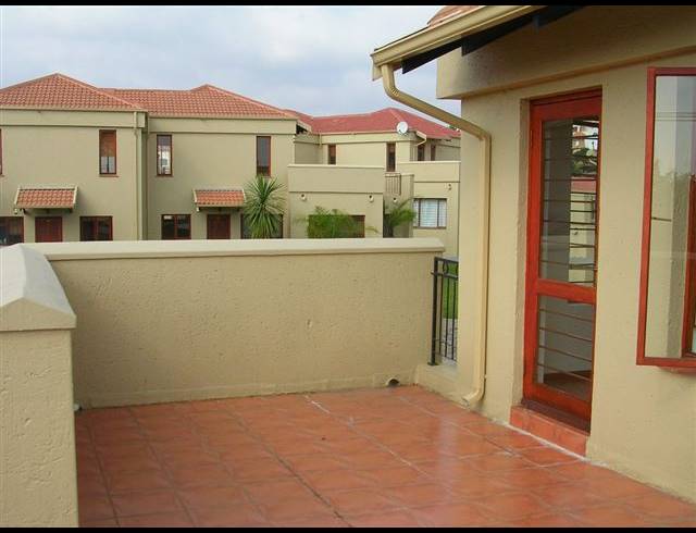 2 BEDROOM TOWNHOUSE TO LET IN LONEHILL